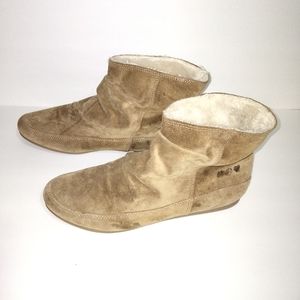 Lucky Brand Flat Suede Fur lined ankle booties size 8 Pull On Tan color